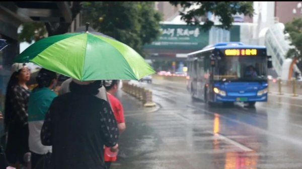 线上配资网 呼和浩特公交因强降雨全线停运？官方回应