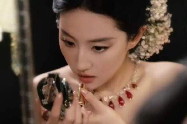 线上配资网 杨幂刘亦菲零互动，同坐一桌形同陌路，17年前合作时曾同撑一把伞